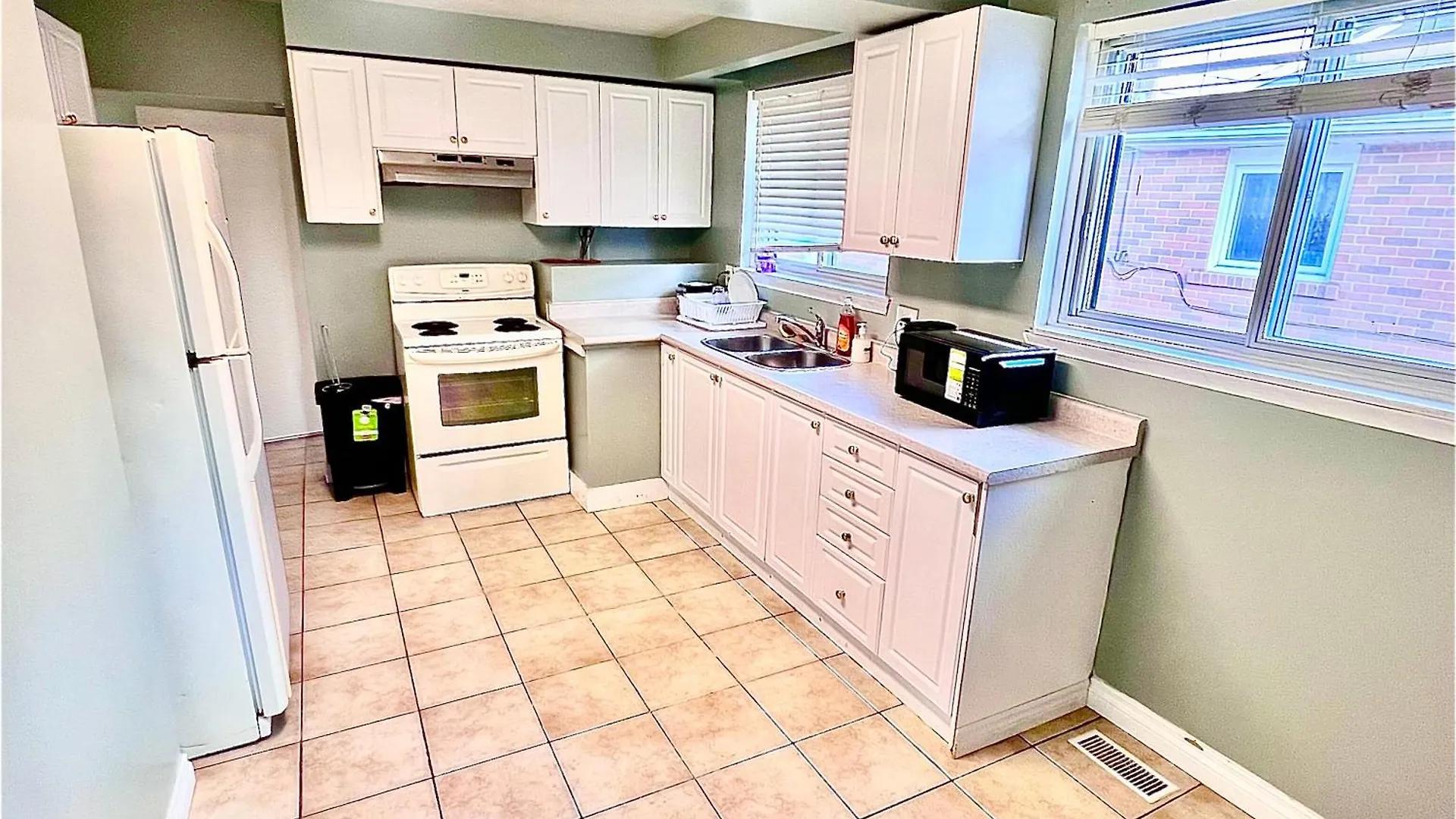 D8 Room Near Airport Brampton 0*,  Canada